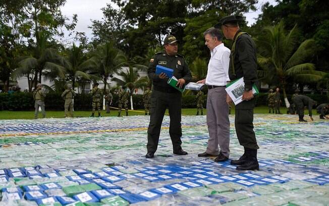 Colômbia anuncia a maior apreensão de cocaína de sua história: 12 toneladas de cocaína; presidente caminhou sobre elas