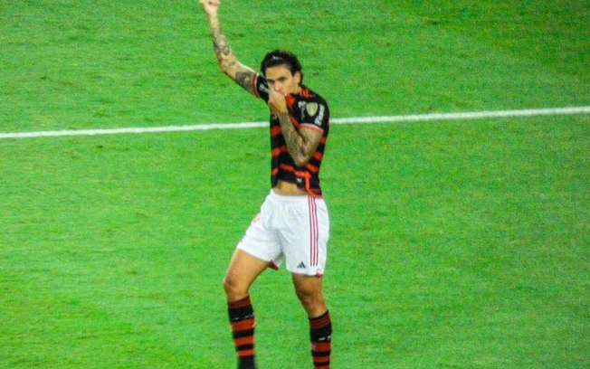 Pedro comemorando gol pelo Flamengo