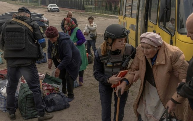 Moradores abandonam a região de Kharkiv, nordeste da Ucrânia, durante ofensiva das tropas russas