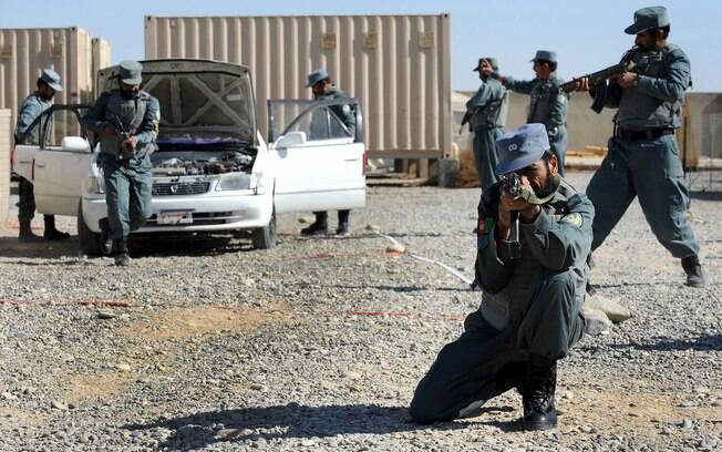 Soldados da Força Nacional do Afeganistão durante treinamento na província de Helmand 