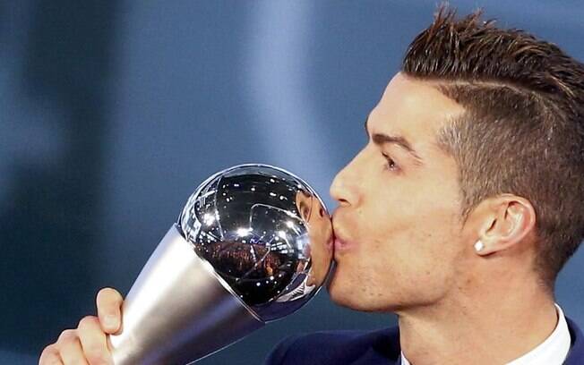Cristiano Ronaldo recebeu seu quinto título de melhor jogador do mundo