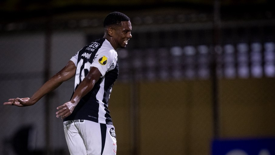 André deixou o Corinthians com um homem a menos no primeiro tempo do Dérbi
