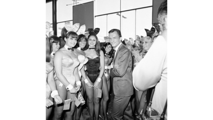 Hugh Hefner inaugurou oficialmente seu 16º Playboy Club, localizado em Park Lane, Londres, em 1966.