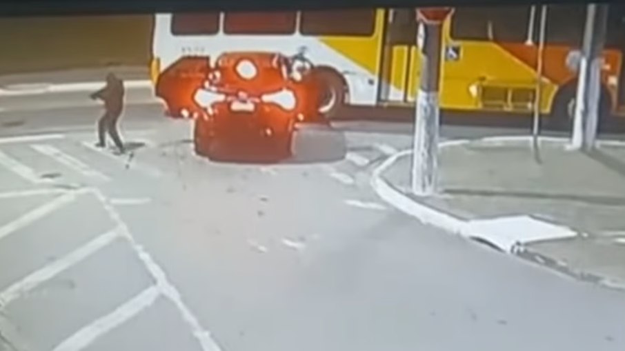 Mulher teria transportado um dos fuzis utilizados na execução do ex-delegado Mulher teria transportado um dos fuzis utilizados na execução do ex-delegado