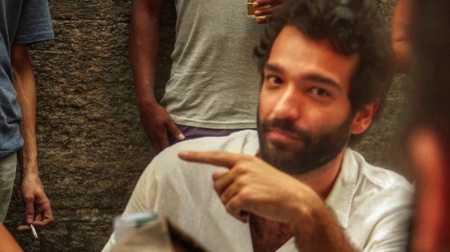 Humberto Carrão é visto com frequência nas rodas de samba do Rio de Janeiro