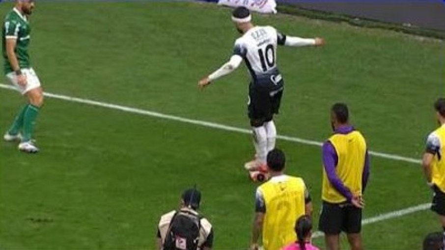 Memphis sobe na bola durante final do Paulistão contra o Palmeiras