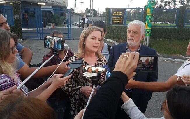 Força-tarefa da Lava Jato quer impedir Gleisi de visitar Lula na prisão