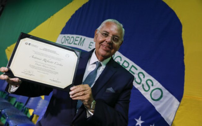 Roberto Cortes recebe título de Doutor Honoris Causa