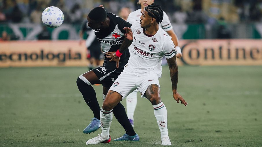 Robert Renan, do Vasco, e John Kennedy, do Fluminense, disputam bola em jogo de ida da Copa do Brasil
