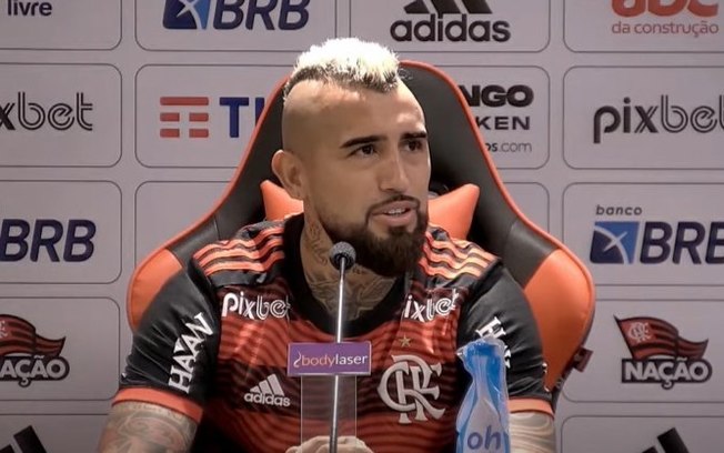 Vidal é apresentado no Flamengo e diz que recepção da torcida foi 'uma das coisas mais lindas' que já viveu