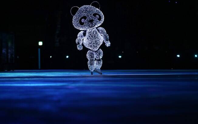 Panda patina durante festa de encerramento dos Jogos Olímpicos de Inverno da Coreia do Sul 