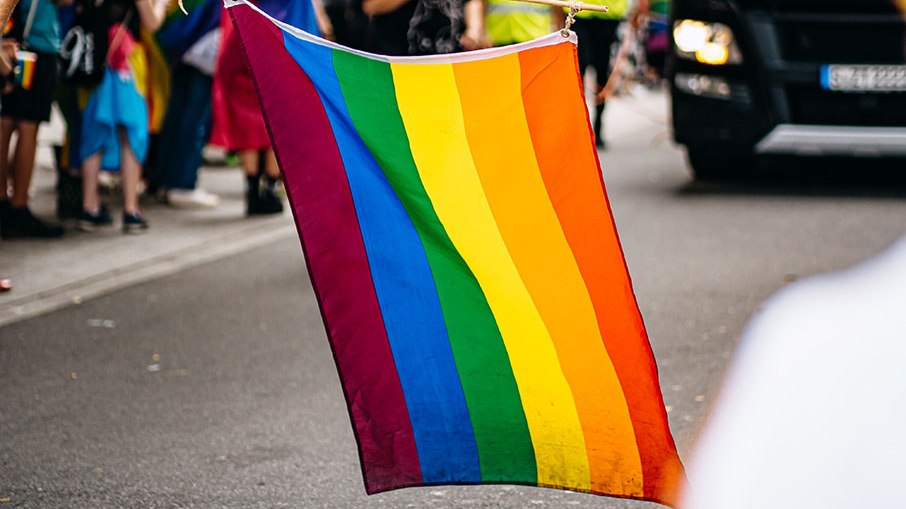 Além de proibir debates LGBT, a lei determina que escolas informem os pais perante 