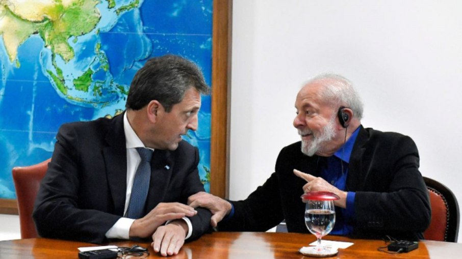 O candidato à presidência Sergio Massa e o presidente Lula.