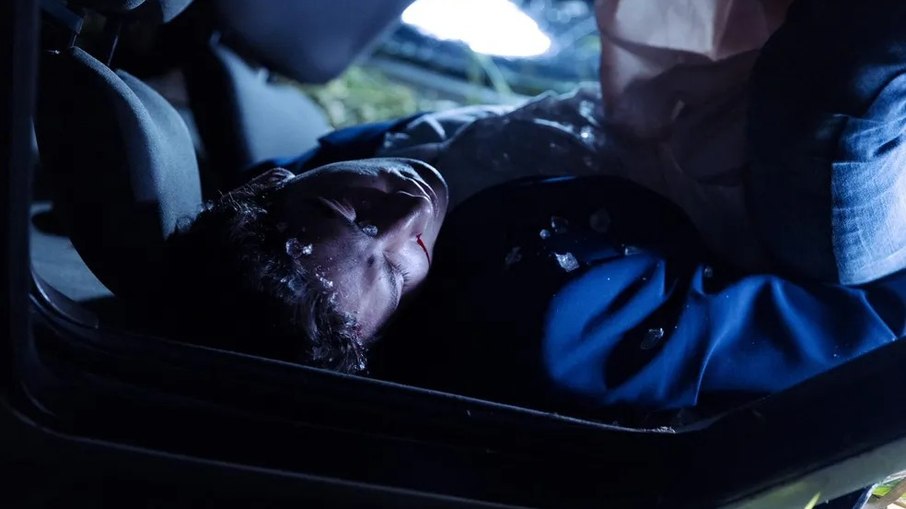 Daniel (Johnny Massaro) morre após acidente de carro