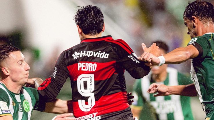Pedro dá show, Flamengo goleia Chape e segue na caça do Palmeiras