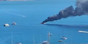 Embarcação é tomada pelo fogo em Ilhabela (SP)