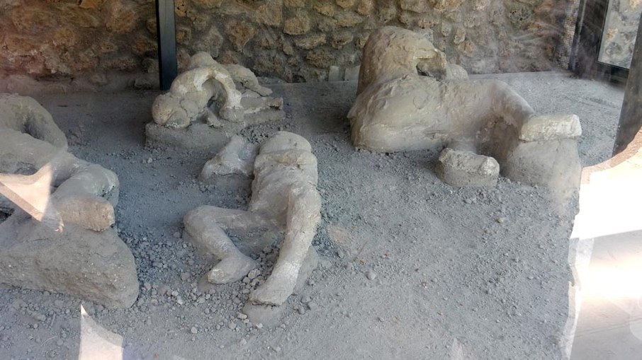 Moldes encontrados na chamada Casa do Bracelete de Ouro mostram vítimas descobertas próximas umas das outras durante escavações em Pompeia