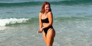 Paolla Oliveira posa de maiô em praia no feriado