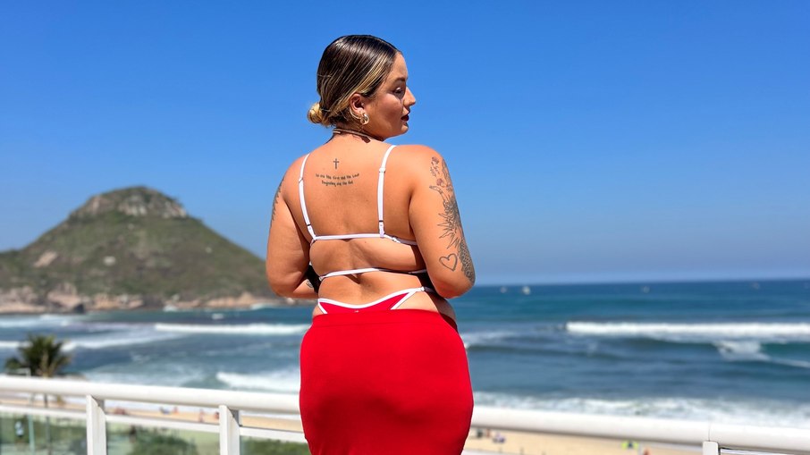 O maiô vermelho combinado com outras peças no mesmo tom viralizou nas redes sociais 