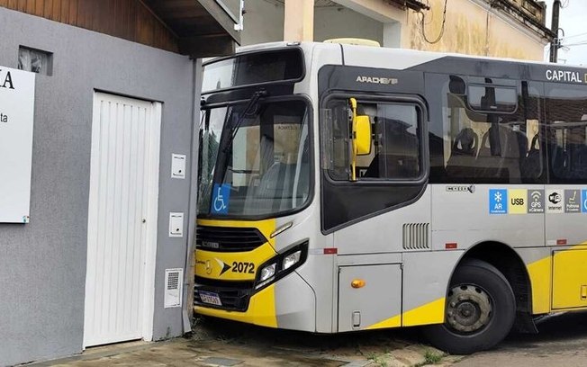 Ônibus se choca em parede após pane mecânica