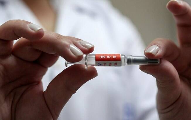 Seringa, freezer, algodo: Brasil pode sofrer falta de insumos para vacina contra a covid-19 se no agir rpido