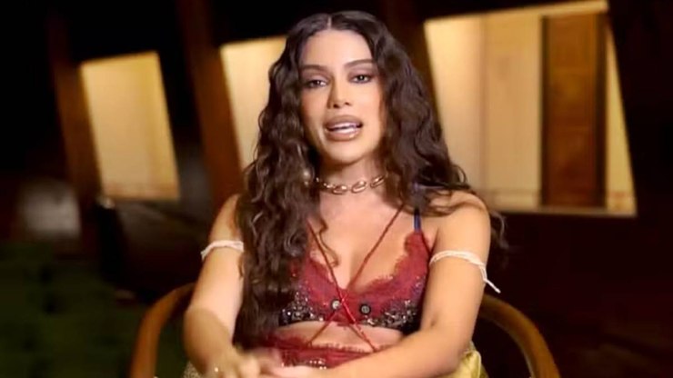Anitta diz que está solteira e revela interesse por mulheres