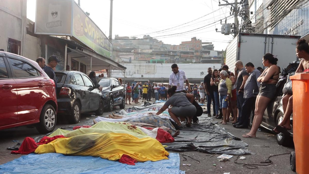 RJ: moradores levam dezenas de corpos para praça da Penha RJ: moradores levam dezenas de corpos para praça da Penha