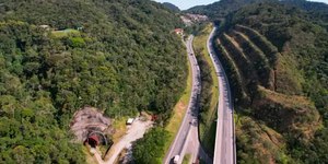 Serra de Petrópolis recebe obras para recuperar pista da BR-040