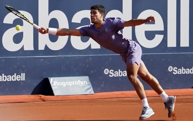 Carlos Alcaraz durante a semifinal do ATP de Barcelona contra o francês Arthur Fils, em 19 de abril de 2025 Carlos Alcaraz durante a semifinal do ATP de Barcelona contra o francês Arthur Fils, em 19 de abril de 2025