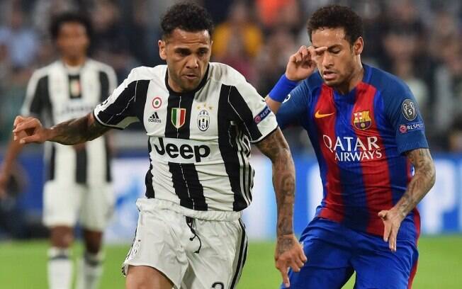 Neymar sofreu com a marcação de Daniel Alves. Do outro lado, Alex Sandro conseguiu anular Messi durante todo o jogo