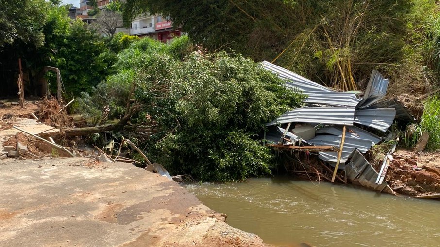 Nascente no bairro Jardim Natal estava com árvore tombada um mês após a tragédia