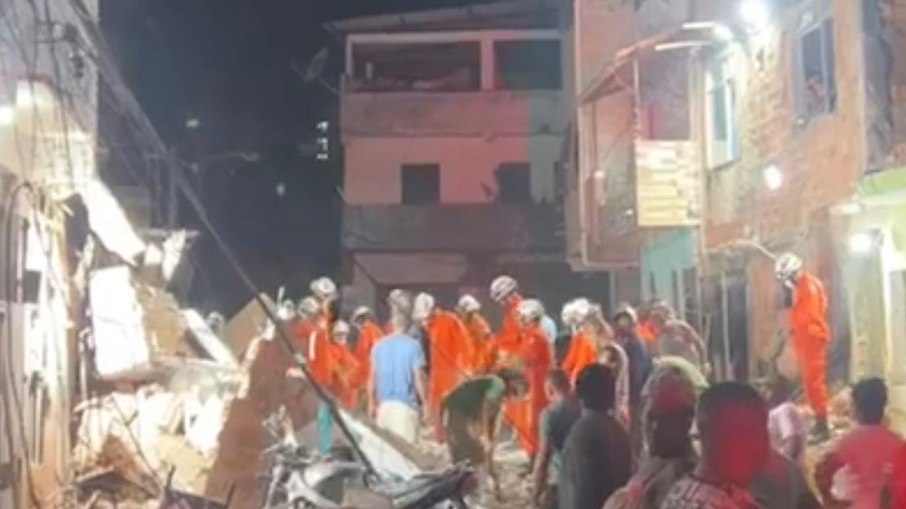 Bombeiros em busca de vítimas