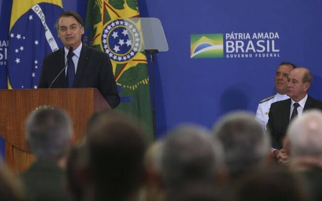 O presidente Jair Bolsonaro (PSL) preside a solenidade de cumprimentos aos novos Oficiais Generais promovidos das Forças Armadas, no Palácio do Planalto