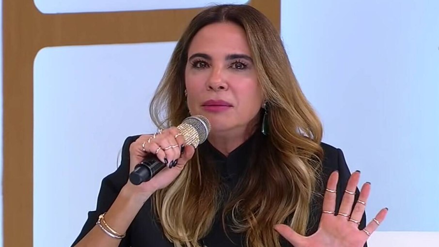 Luciana Gimenez apresenta o Superpop na RedeTV! há 21 anos