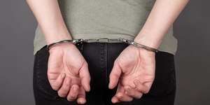 Mulher é presa após manter corpo da filha em freezer por 20 anos