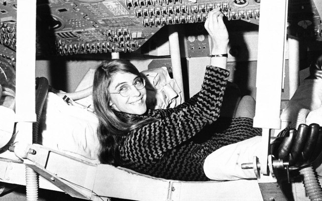 Margaret Hamilton, aqui em foto de 1969, liderou um grupo que programou os computadores usados na missão de pouso na Lua da Nasa