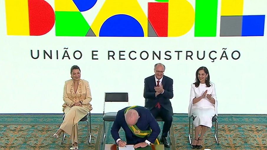 Lula assinou uma série de medidas neste domingo (1°)