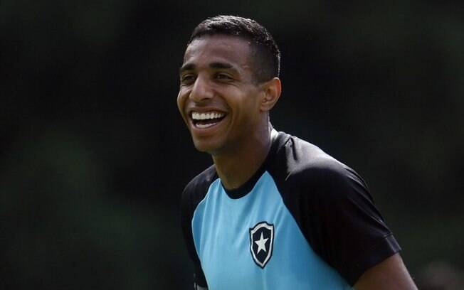 Victor Sá celebra sequência do Botafogo, mas prega atenção com o Coritiba no Brasileirão