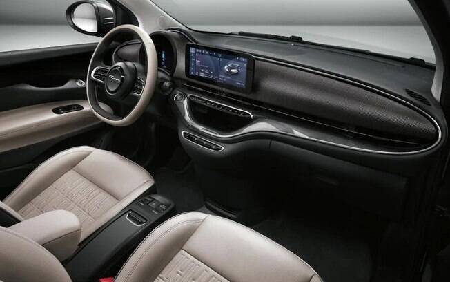 Interior do novo Fiat 500 ganha tela larga no centro do painel, novo acabamento e aspecto mais futurista, todo renovado