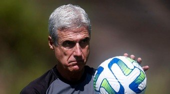 Torcedores do Botafogo cobram Luís Castro no Galeão após empate 