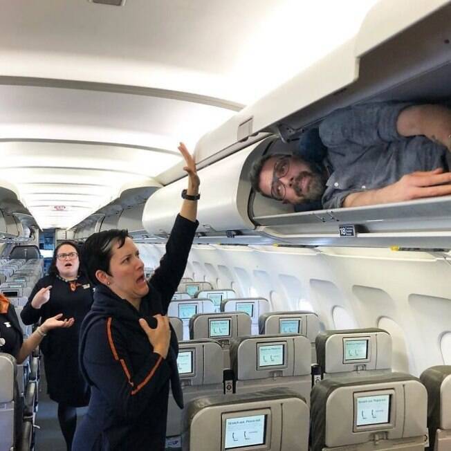 Michael se escondeu das comissárias de bordo no compartimento de bagagem foto