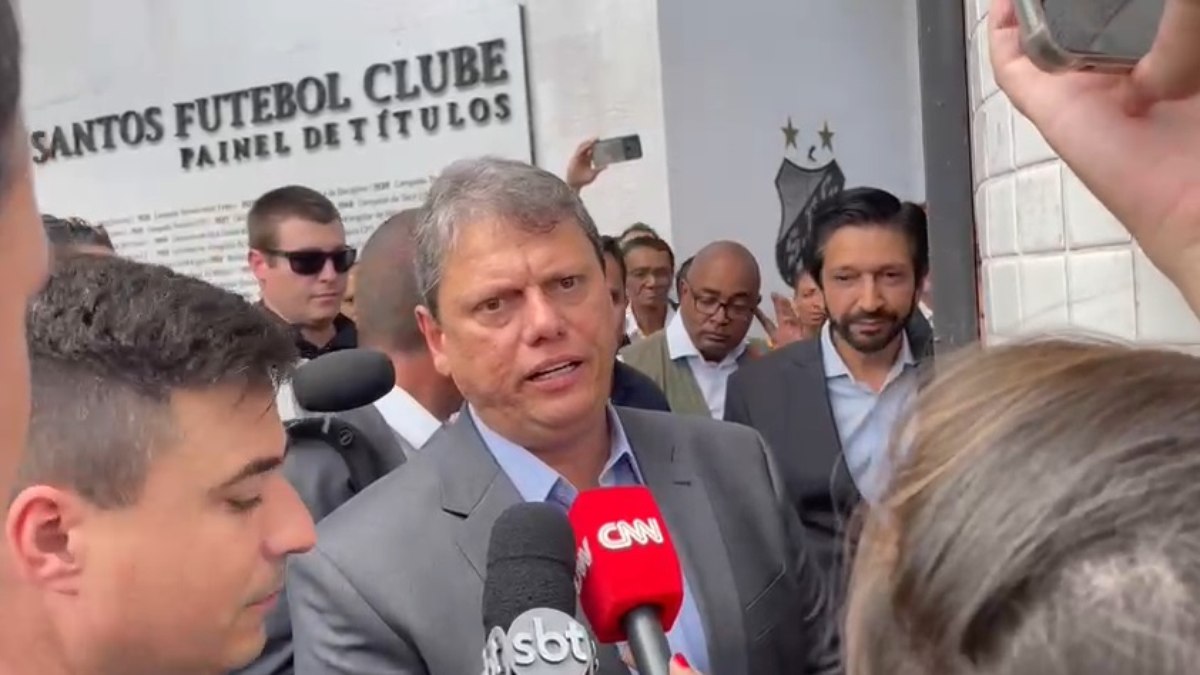 Tarcísio de Freitas, governador de São Paulo, compareceu ao velório do Rei Pelé Tarcísio de Freitas, governador de São Paulo, compareceu ao velório do Rei Pelé