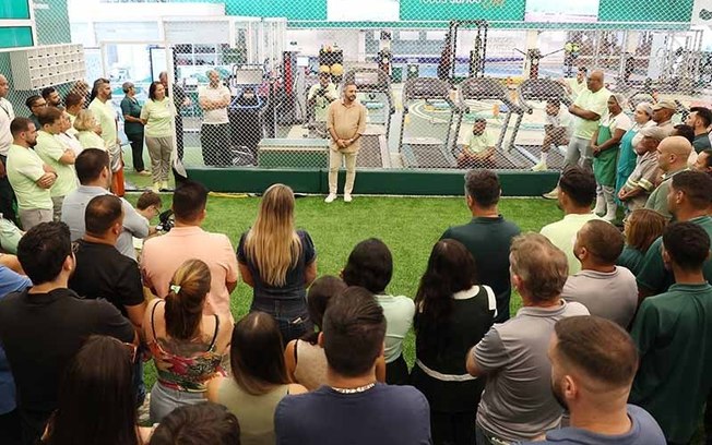 Cícero Souza foi homenageado por funcionários do Palmeiras