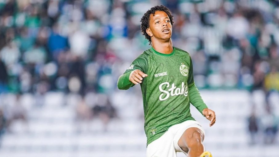 Ênio, do Juventude, é suspeito de forçar cartão pela 2ª vez no Brasileirão Ênio, do Juventude, é suspeito de forçar cartão pela 2ª vez no Brasileirão