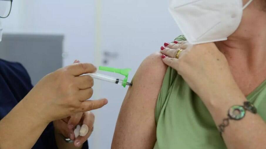 Postos vacinam contra a Covid-19 sem necessidade de agendamento.