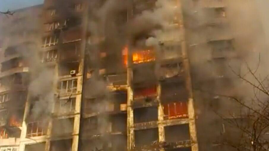 Incêndio em prédio residencial localizado em Kiev, capital da Ucrânia, após bombardeio russo