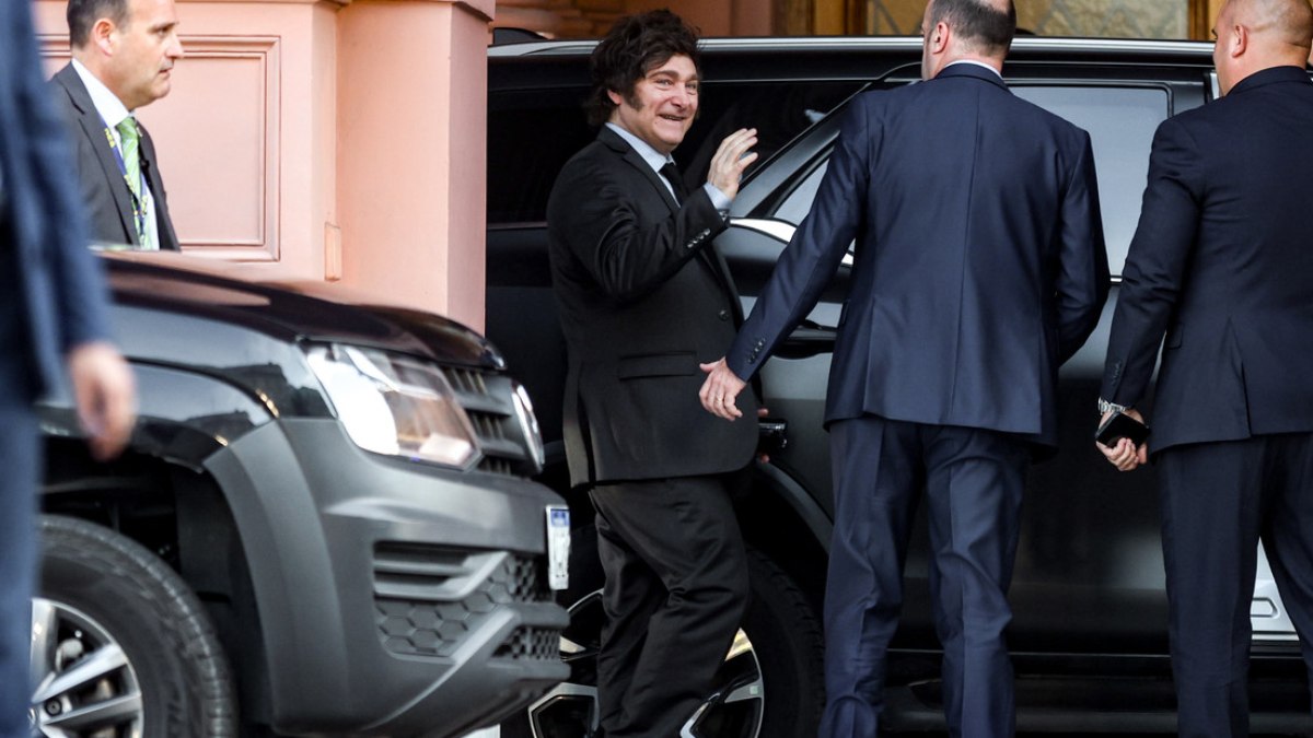 O presidente argentino, Javier Milei, após reuniões de gabinete O presidente argentino, Javier Milei, após reuniões de gabinete