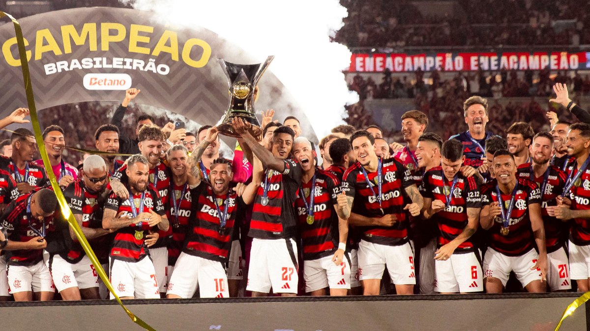 Flamengo levanta a taça de campeão brasileiro Flamengo levanta a taça de campeão brasileiro
