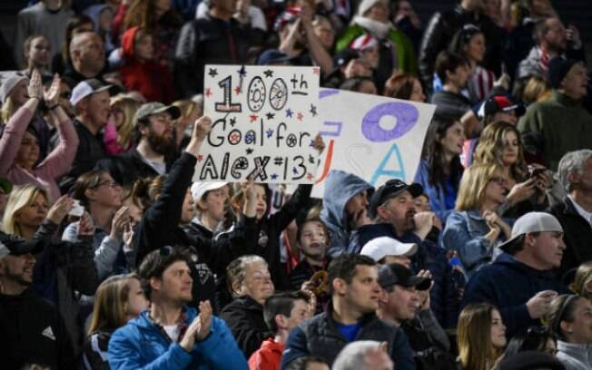 Cartaz para o gol 100 de Alex Morgan no amistoso entre EUA x Austrália