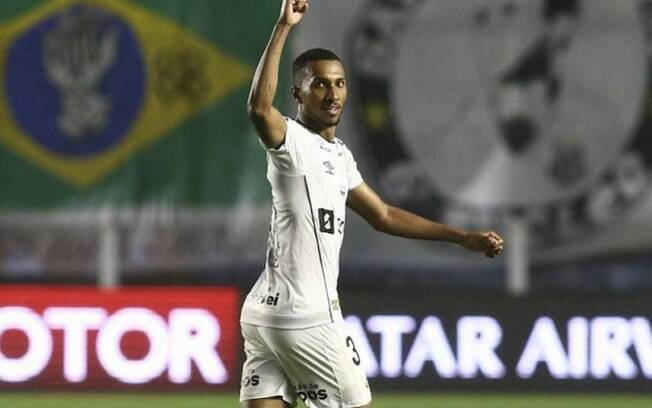 Lucas Braga deve reforçar o Santos no clássico contra o Corinthians